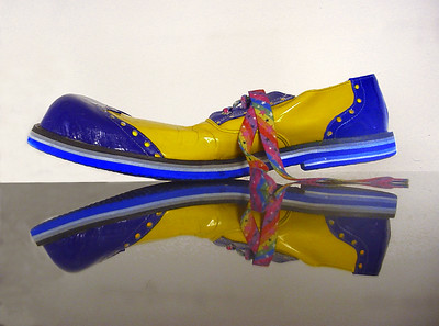 zapatos de payaso amarillos y azules