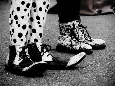 zapatos de payaso blanco y negro
